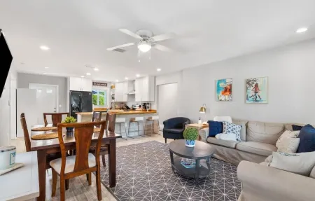 Downtown Sarasota Bayview Bungalow. Ideal location to area wide attractions