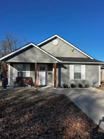 Charming 3Br/2Bath Home with Firepit, Large Fenced Yard, Pet Friendly.