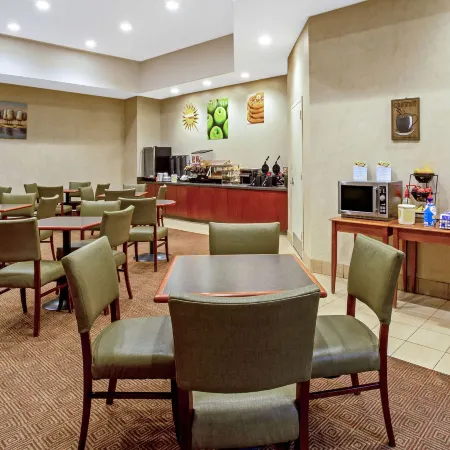La Quinta Inn & Suites by Wyndham Stamford / New York City