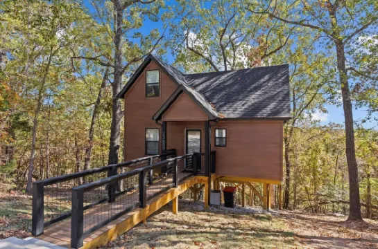 TreeHouse, Hot Tub, Wooded Views, Near Lake
