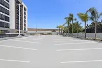 Hampton Inn by Hilton Los Angeles Airport - parking