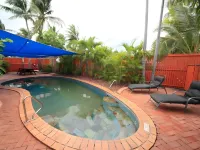 Coconut Grove Holiday Apartments - piscina