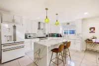 Vibrant 5Br/2BA Ranch Home w/ Pool l King Bed 2000 Sqft -Disneyland!