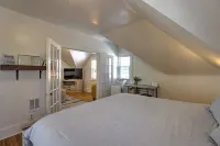 1 minute to historic downtown, bring your pet!