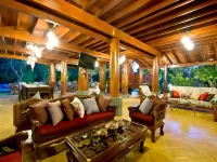 Bueng Bua Thong Resort Hotels near Wat Khao Din Temple