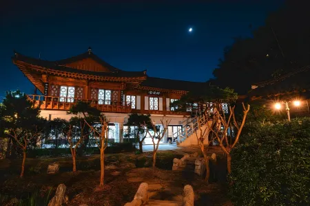Ulsan Eoryeondang Hanok Stay Отели рядом со станцией Taehwagang Station