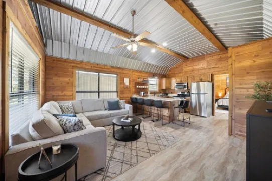 Charming cabin in delightful Brenham with Luxury Amenities