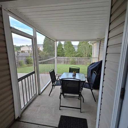 Work, Relax, Explore! 3 Bdrm House with screened in porch in New Bern.