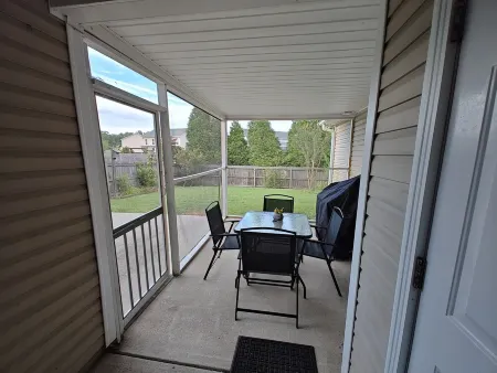 Work, Relax, Explore! 3 Bdrm House with screened in porch in New Bern. Отели в г. Нью-Берн