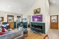 Luxe Designer Dream Home - Free Parking - Walk to Beach + Dining + Shopping
