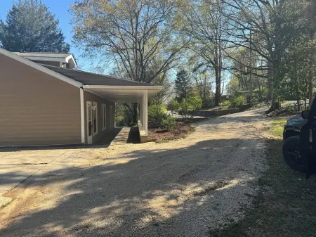 Cartersville/Lakepoint..family fun good food and very convenient!! Отели рядом с достопримечательностью «Riverside Day Use Area»