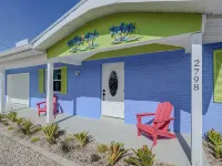 New!  Hidden- Speakeasy-penny floor. 3bd 3bath Boat dock & Walk 2 town FABULOUS Hotels in Matlacha