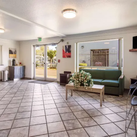 Motel 6 Portland, or  Mall 205 Отели рядом с достопримечательностью «Маунт Табор Парк»