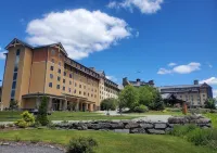 5 BR Luxury Escape with Hot Tub, Home Theater, Arcade, Min from Lake & Slopes Hotels in 