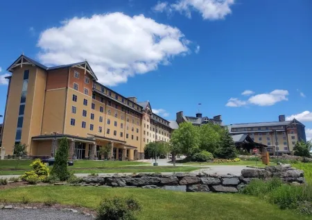 5 BR Luxury Escape with Hot Tub, Home Theater, Arcade, Min from Lake & Slopes