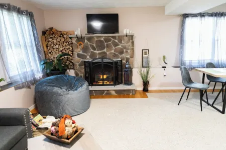 SOFIMA-Cozy and Charming 2-bedroom apartment!