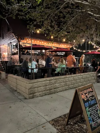 Cozy Cottage in Historic Mount Dora. 3 bedrooms & 2 bathrooms.