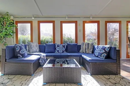 The Space Place: Cosmic-Themed Family Getaway Near Hotspots in Tulsa, Oklahoma!