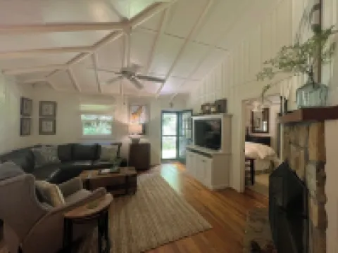 Walk to town Cozy Cottage