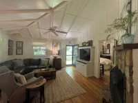 Walk to town Cozy Cottage