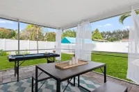 4BD w/ Heated Pool, Game Room & BBQ - Beach Nearby