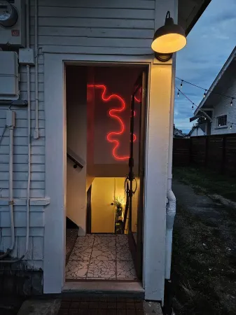 Eclectic Artist Flat: Great midpoint between Seattle, Tacoma, and National Parks Отели рядом с достопримечательностью «Соос Крик Ботаникал Гарден & Херитедж Сентер»