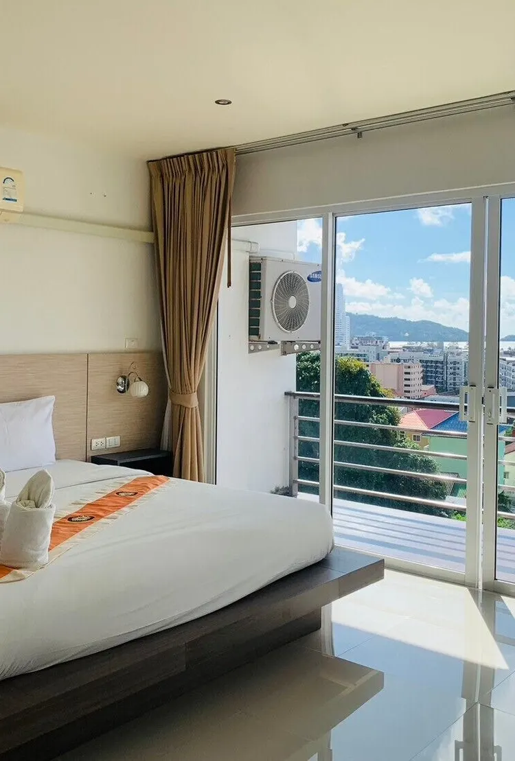 ห้องดีลักซ์เตียงคิงไซส์พร้อมลานระเบียงและวิวมหาสมุทร