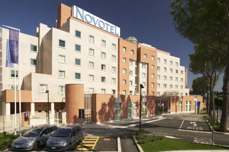 Novotel Roma Est Отели рядом с достопримечательностью «Римский университет Тор Вергата»