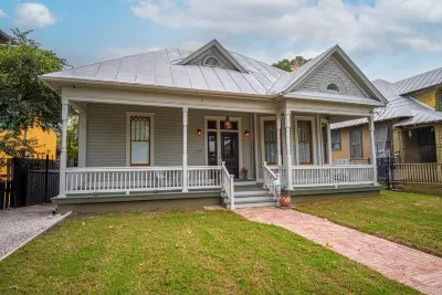 Exquisite Studio Guesthouse Near Downtowns Core Hotels in Southtown