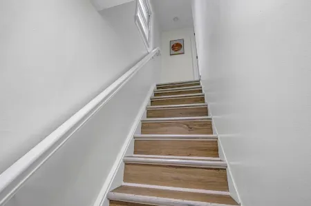 New! Renovated 1BR w/ King: Modern Comfort Отели в г. Берея