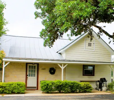 We're Back! Charming Cottage on 3 Acres-2 Min to Main Street.  WiFi, Pool, Grill