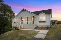 Lake access w/hot tub, game room,boat slip, kayaks & more