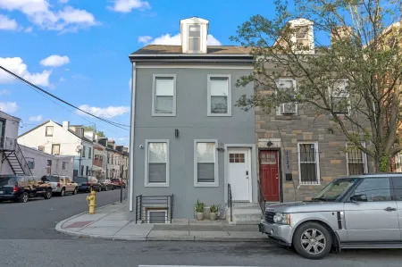 New Season Royals, Airport West Отели рядом с достопримечательностью «Swarthmore Stone Circle»