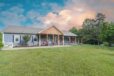 Riverside Ranch by AvantStay Mins to Downtown