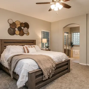 Massive 5 Bdrm Getaway WPool, Hot Tub, Game Room