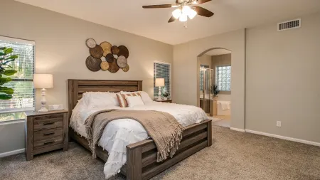 Massive 5 Bdrm Getaway WPool, Hot Tub, Game Room