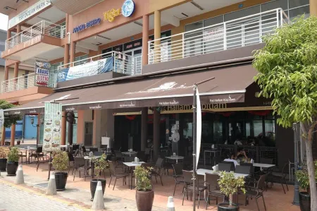 Clover Hotel Port Dickson Отели в г. Порт-Диксон