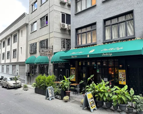 Black Art hotel โรงแรมใกล้ศูนย์การประชุมฮาลิชคองเกรสเซ็นเตอร์