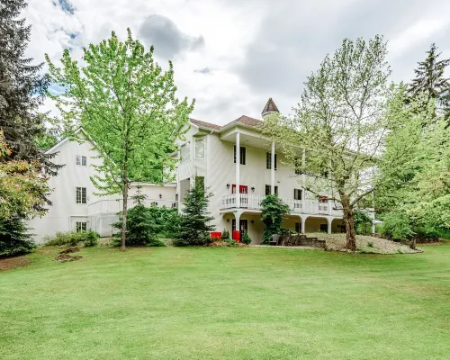 The Inn at the Ninth Hole Bed & Breakfast Hoteles en Salmon Arm