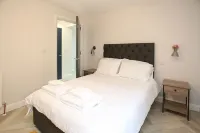 No1 Luxury Service Apartments Hotels near Nendrum College