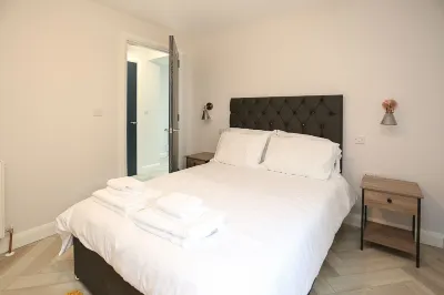 No1 Luxury Service Apartments Hotels in Комбър