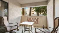 Beautiful Newly Remodeled 2-Bdrm Biltmore Condo