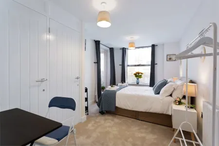 Host Stay Farrier William Отели рядом с достопримечательностью «Shell Grotto»