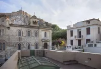 Tripodon Plaka ที่อยู่ในร่มของ Acropolis โดย GHH