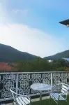 White House - Mountain view