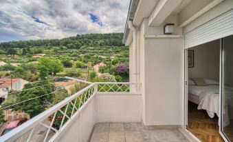 A - Luxury Apt w Big Balcony 4 Min Walk to Beach