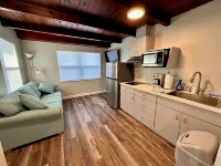 Cottage 31: Hibiscus Hut - Waterfront Lodging in Downtown Tavares, FL