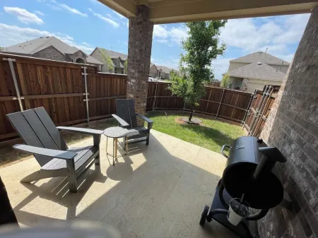 Home Away From Home- While Away II Отели в г. Литл-Элм