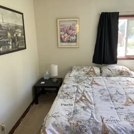 Quiet one bedroom house close to airport
