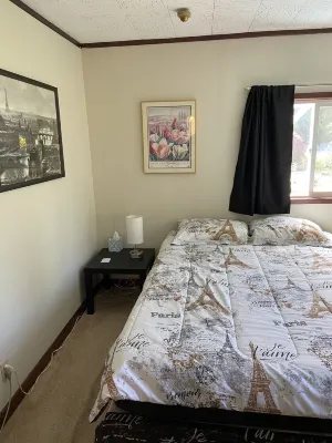 Quiet one bedroom house close to airport